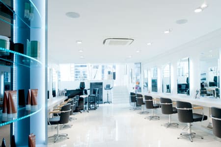 Takkassett-installation Takkassett installerad i frisörsalong