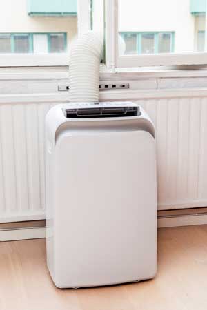 Flyttbar portabel ac installerad vid fönster Flyttbar portabel ac ger omedelbart skön svalka