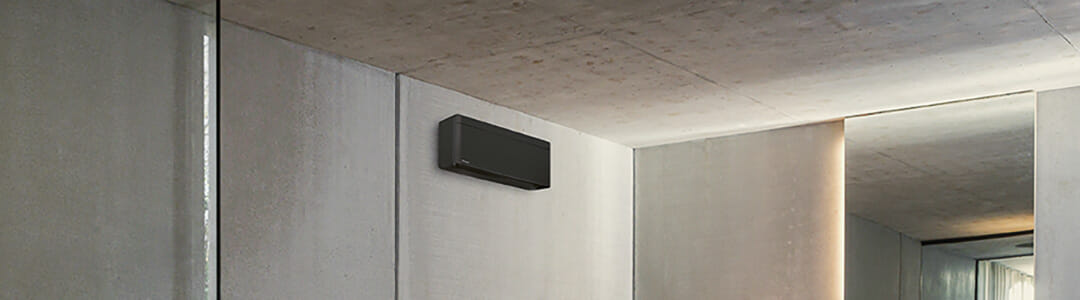 Luftvärmepump monterad uppe på inomhusvägg i gillestugan. En luft-luft värmepump  är det mest kostnadseffektiva alternativet